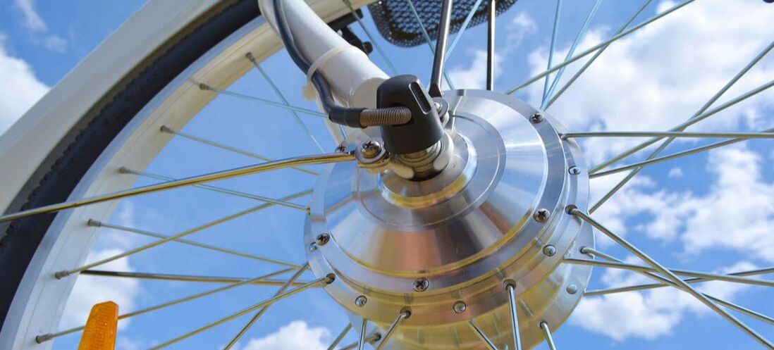 Bike wheel with a hub motor
