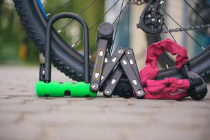 Bicycle wheel with three different types of locks: ulock folding, and cable